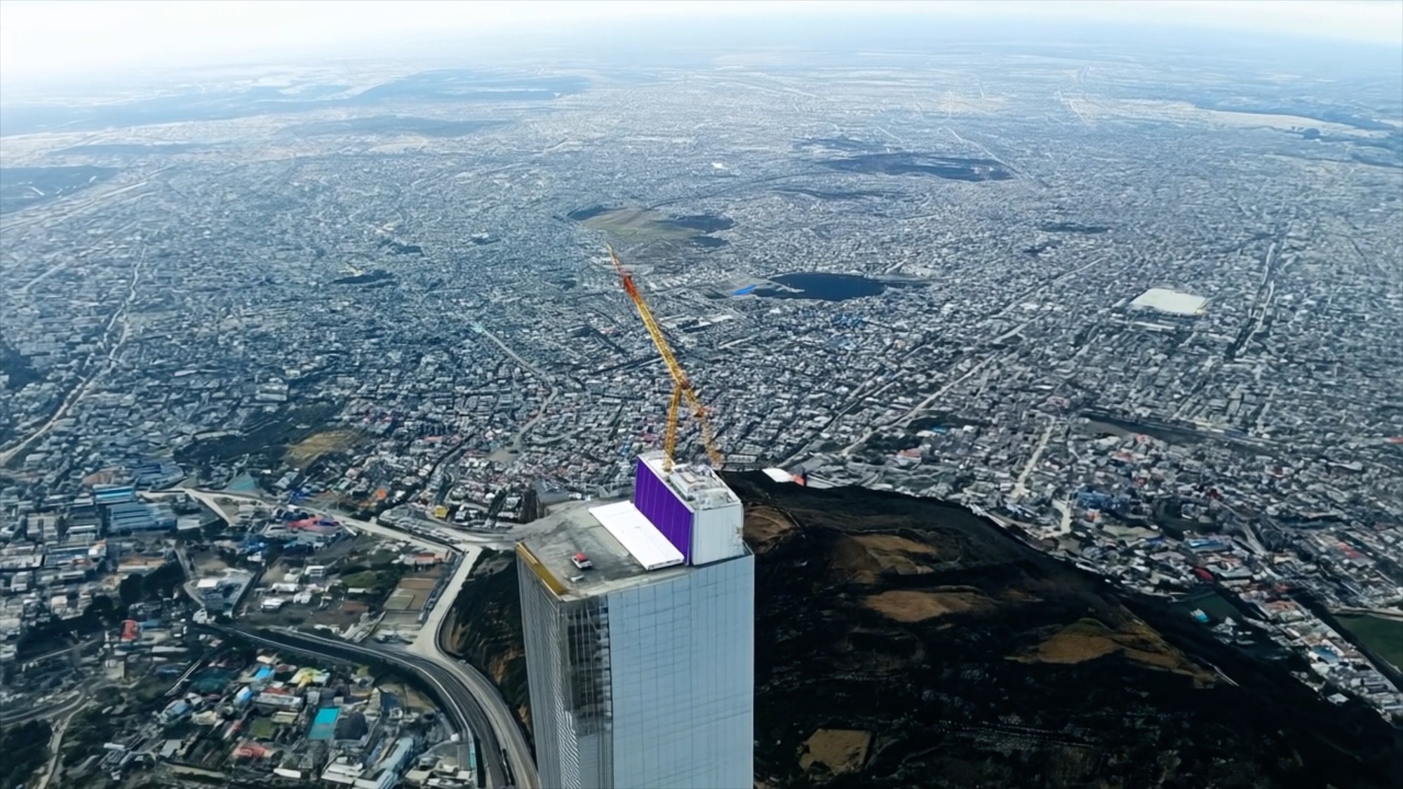 Video Still aus der Videoarbeit von Yana Zschiedrich zeigt eine Stadt von oben. Die Forschungsinitative Hybris wurde nominiert für den S+T+Arts Prize 2025 nominiert, zusammen mit LAS Art Foundation, Sarah Ciston,  SoftBank, Daito Manabe, The University of Tokyo – Special Exhibition, Filippo Nassetti, Emergence Delft, Marina Otero Verzier and Donostia International Physics Center / Prototype Locument, Romea Muryń, Marina Otero Verzier, Marco Barotti, Isadora Cruxên, Catherine D’Ignazio, Silvana Fumega, Helena Suárez Val, Ana Mikadze, Marshmallow Laser Feast, Domestic Data Streamers, Forensic Architecture, David Wengrow, Laura Cinti, Playmodes Studio, Echorroes, Mario Santamaría, Lucy Li, Leo Mühlfeld, Alan Schiegl, Vanessa Amoah Opoku, Christopher Bellamy, Ana Vogelfang, Julieta García Vázquez, Neutone, Špela Petrič, Victoria Vesna, Haley Marks, Walter Gekelman, Kevin Ramsey, Shinichi Furuya, Holly Herndon and Mat Dryhurst, Xin Liu, DISNOVATION.ORG art collective, Open-weather, Lawrence Abu Hamdan