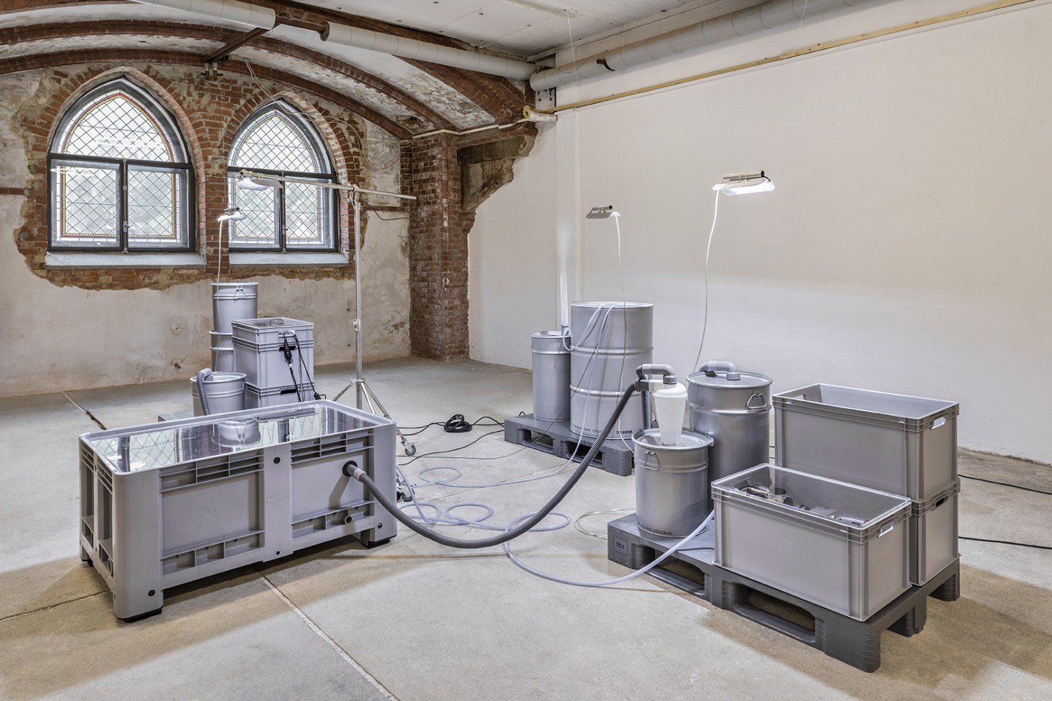 Bildhauerisches Labor und halbautomatisierte Zuchtmaschine von Yana Zschiedrich, welche die Versorgung der Mehlwürmer sicherstellt. Contemporary Art, Leipzig. Die Installation wurde in Zusammenarbeit mit dem Produktentwickler Alexander Skowronski entworfen.