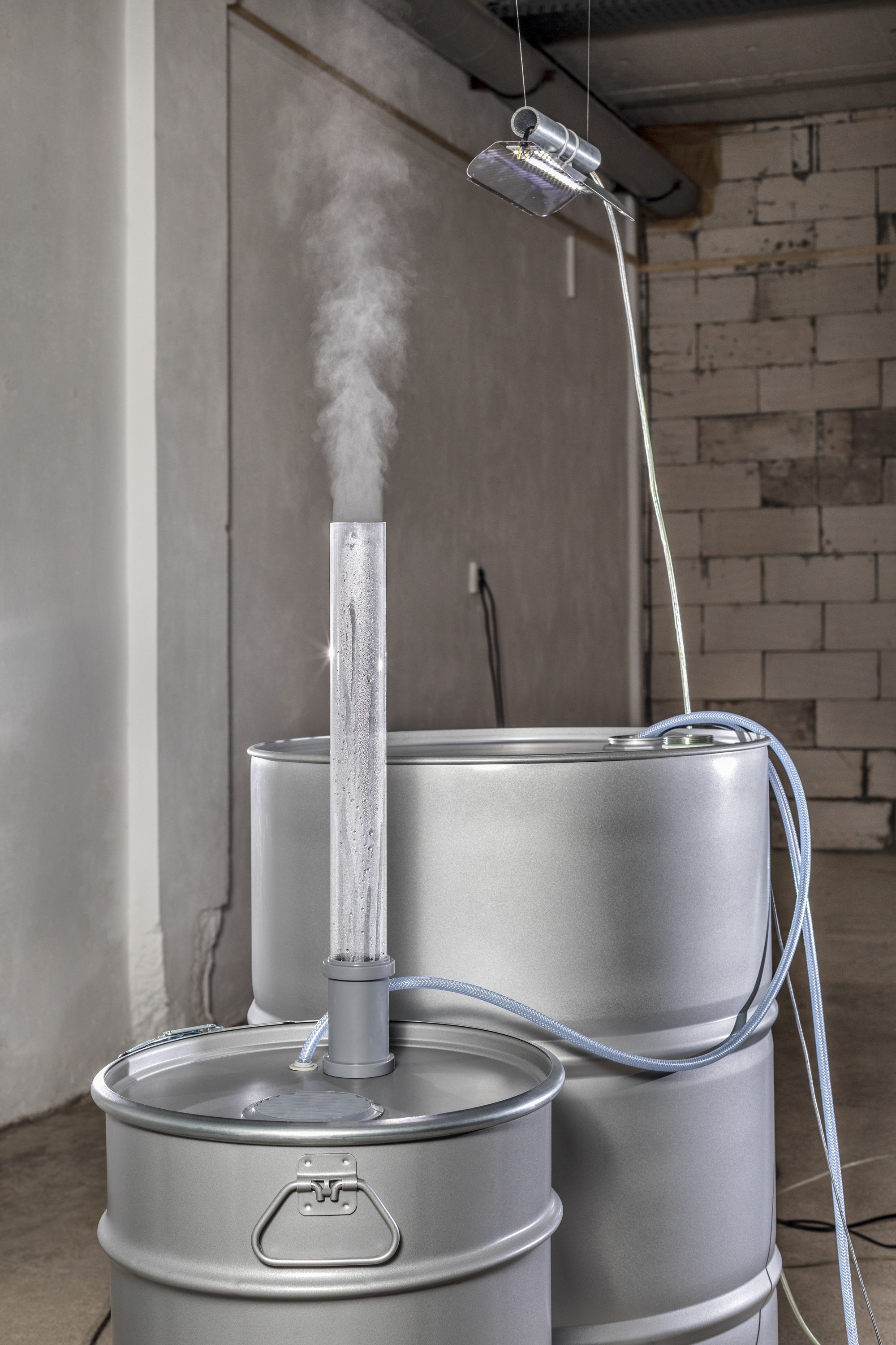 Luftbefeuchter der Installation „Hybris“ von Yana Zschiedrich für westpol.space im Westkreuz Leipzig