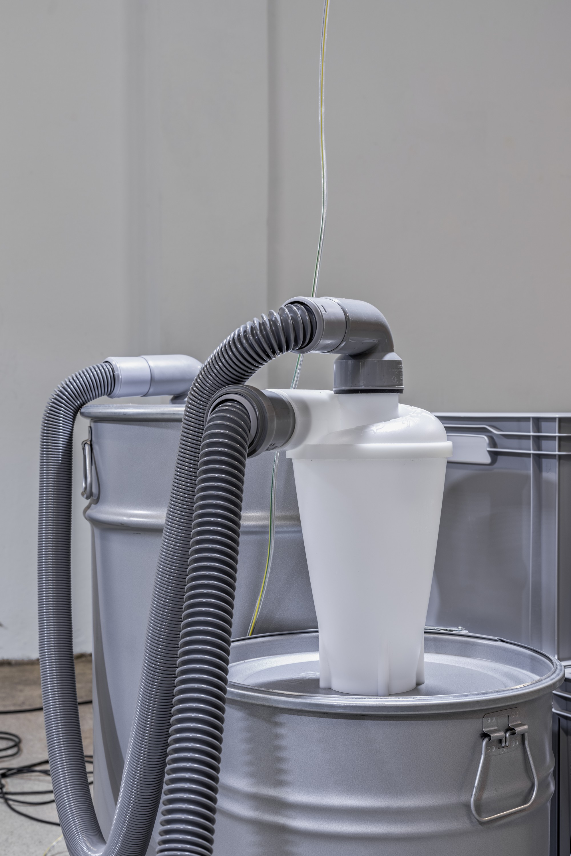 Zyklon in der Ausstellung „Hybris“ von Yana Zschiedrich für westpol.space im Westkreuz Heilandskirche