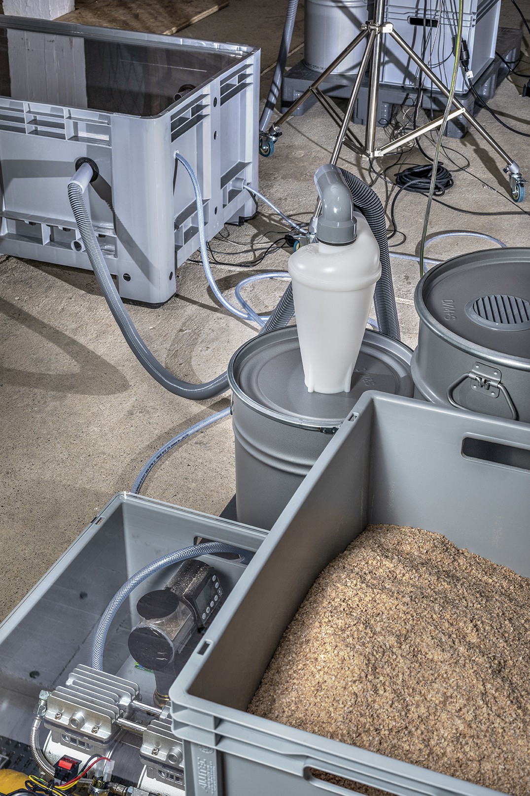 Inkubator von Yana Zschiedrich in der Ausstellung Hybris für westpol.space im Westkreuz Heilandskirche Leipzig