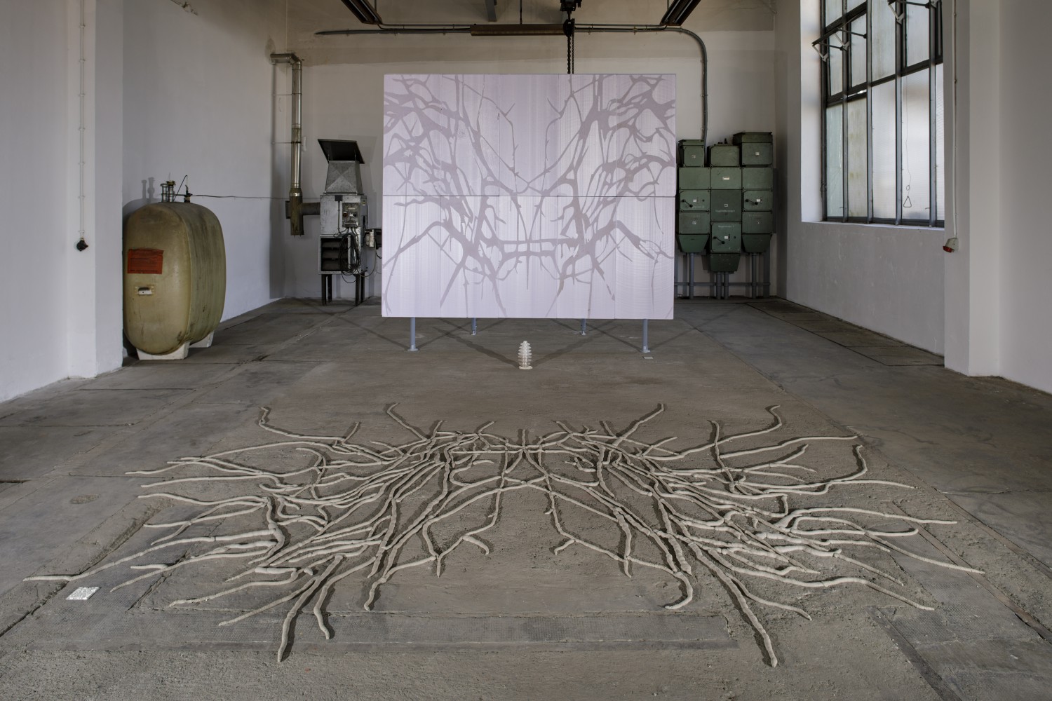 Yana Zschiedrichs; Meisterschülerin von Prof. Joachim Blank der HGB Leipzig, Installation Hyb.Instal.2024.01 in der Techne Sphere Leipzig auf dem Gelände der Kirow Werke. Mit Arbeiten von: Rodricgo Alcocer de Garay, Felix Amerbacher, Rebecca Arnold, Bernhard Bormann, Natalia Bougai, Minhye Chu, Janosch Dannemann, Christian Doege, Maximilian Hechinger, Arina Heinze, Musafer Qassim Khalaf, Alexander Klaubert, Nike Kühn, Erlend Peder Kvam, Hyunjin La, Marthe Lallemand, Kyu Sang Lee, Christoph Liepach, Karl Lobo, Michalina Ludmila Musielak, Vanessa Opoku, Ieva Raudsepa, Julius C Schreiner, Valeria de Araújo Silva, Patrik Thomas, Gemma Wilson, Paul Zech, Hyejeong Yoo, Yana Zschiedrich.