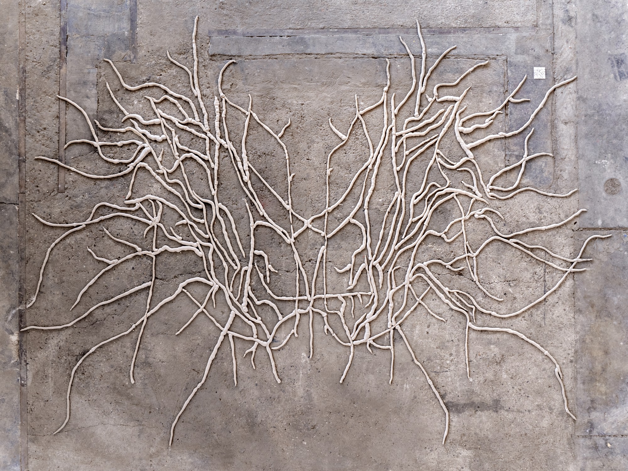 Yana Zschiedrichs Installation Hyb.Instal.2024.01 in der Techne Sphere Leipzig auf dem Gelände der Kirow Werke. Mehlwurmkot wird zu dem nachhaltigen Baustoff Geobris gebunden und zum Objekt transformiert.