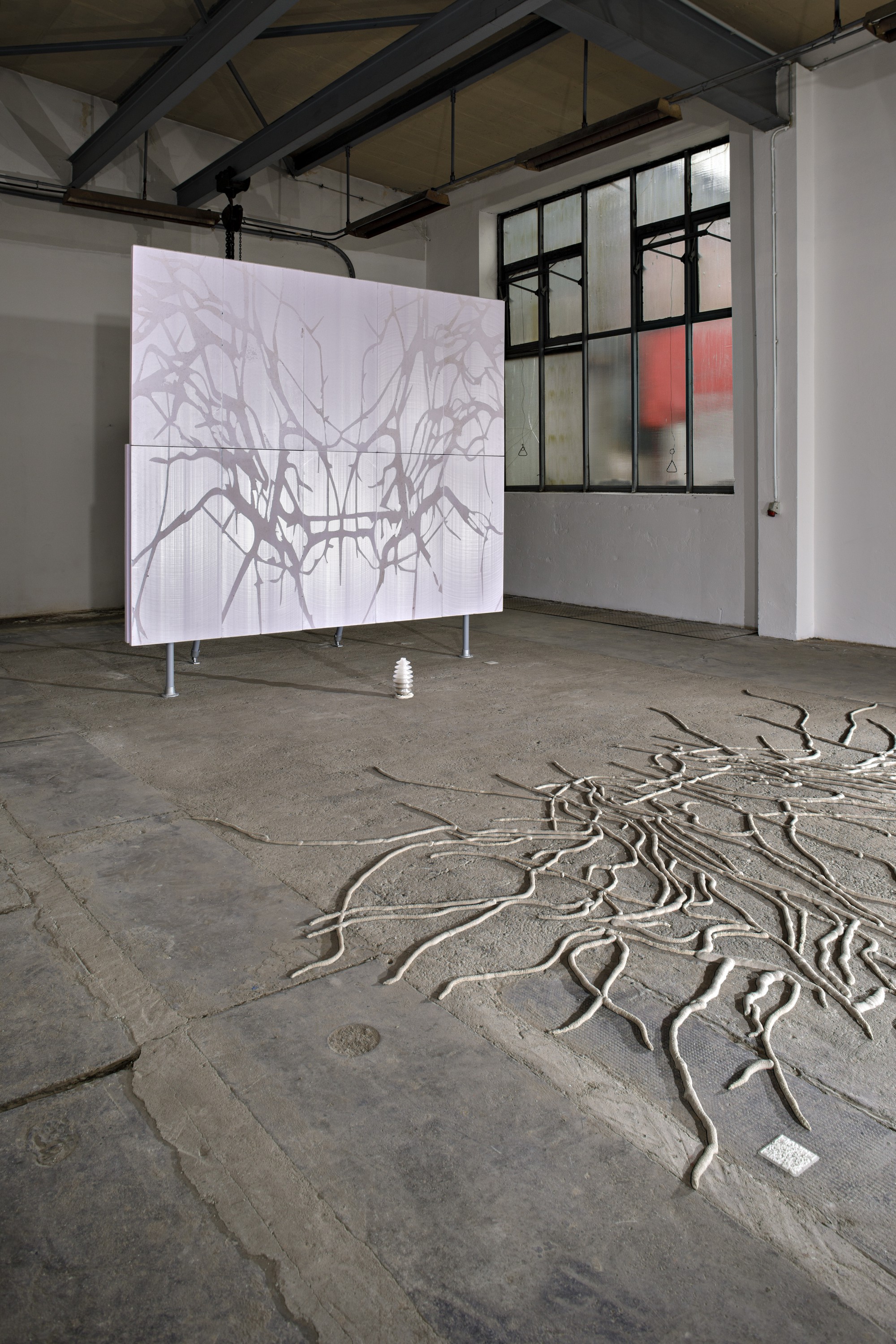 Yana Zschiedrichs; Meisterschülerin von Prof. Joachim Blank der HGB Leipzig, Installation Hyb.Instal.2024.01 in der Techne Sphere Leipzig auf dem Gelände der Kirow Werke. Die Arbeit ist entstanden im Rahmen des Projektstipendiums der Artist Residency Schloss Balmoral.