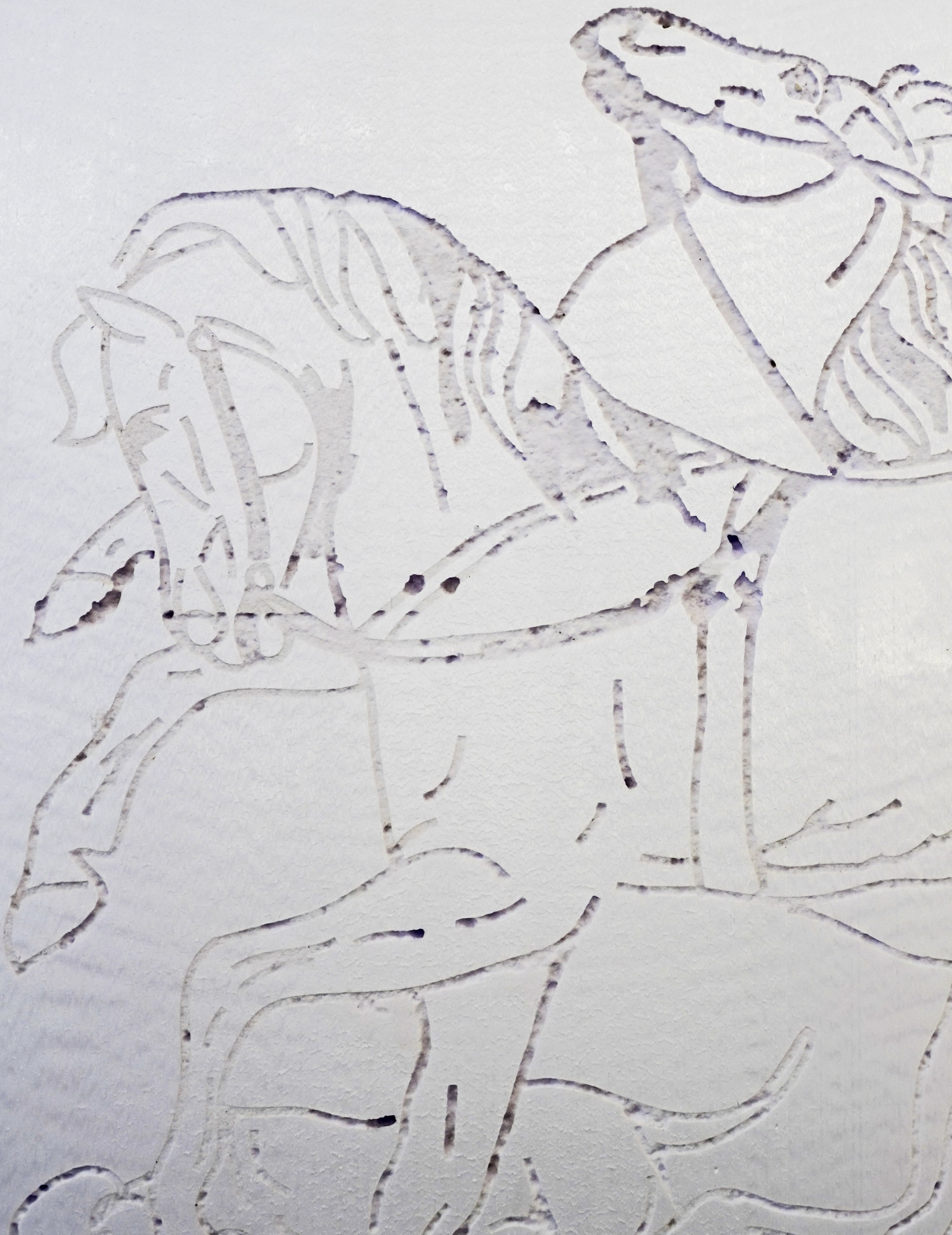 Hyb.R.Myth.2021.01: Aus dem starken Grabverlangen der Mehlwürmer resultieren tiefe Furchen und Löcher im Dämmmaterial. Je länger das Material dem Fraßprozess ausgesetzt ist, desto unregelmäßiger und amorpher wirkt es.