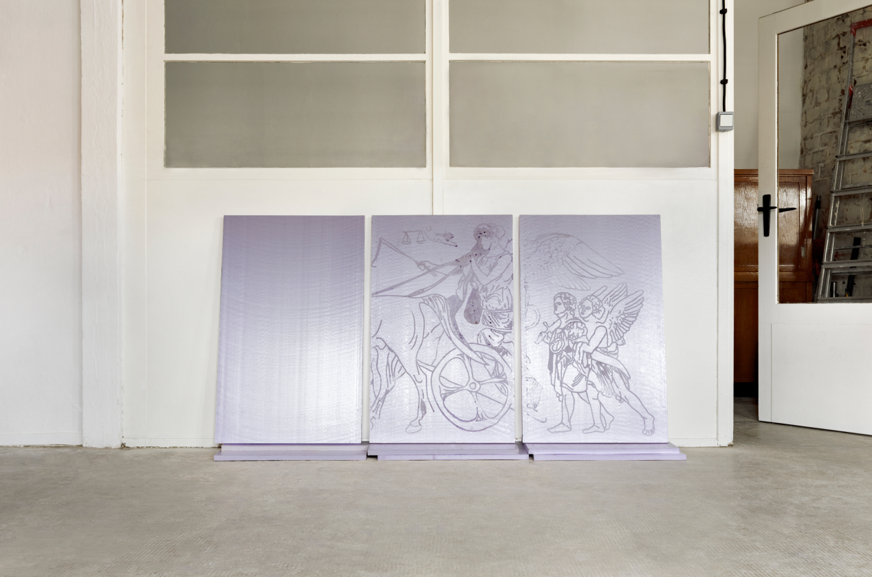 Hyb.R.Myth.2021.01  Das Relief im Prozess: Mehlwürmer fressen sich entlang einer Schablone in das Dämmmaterial. Die Fraßdauer variiert von Platte zu Platte. Rechts: fünf Tage, Mitte: zehn Tage, Links: noch unbearbeitet. Je länger die Fraßdauer, desto tiefer und ausgeprägter sind die Konturen.