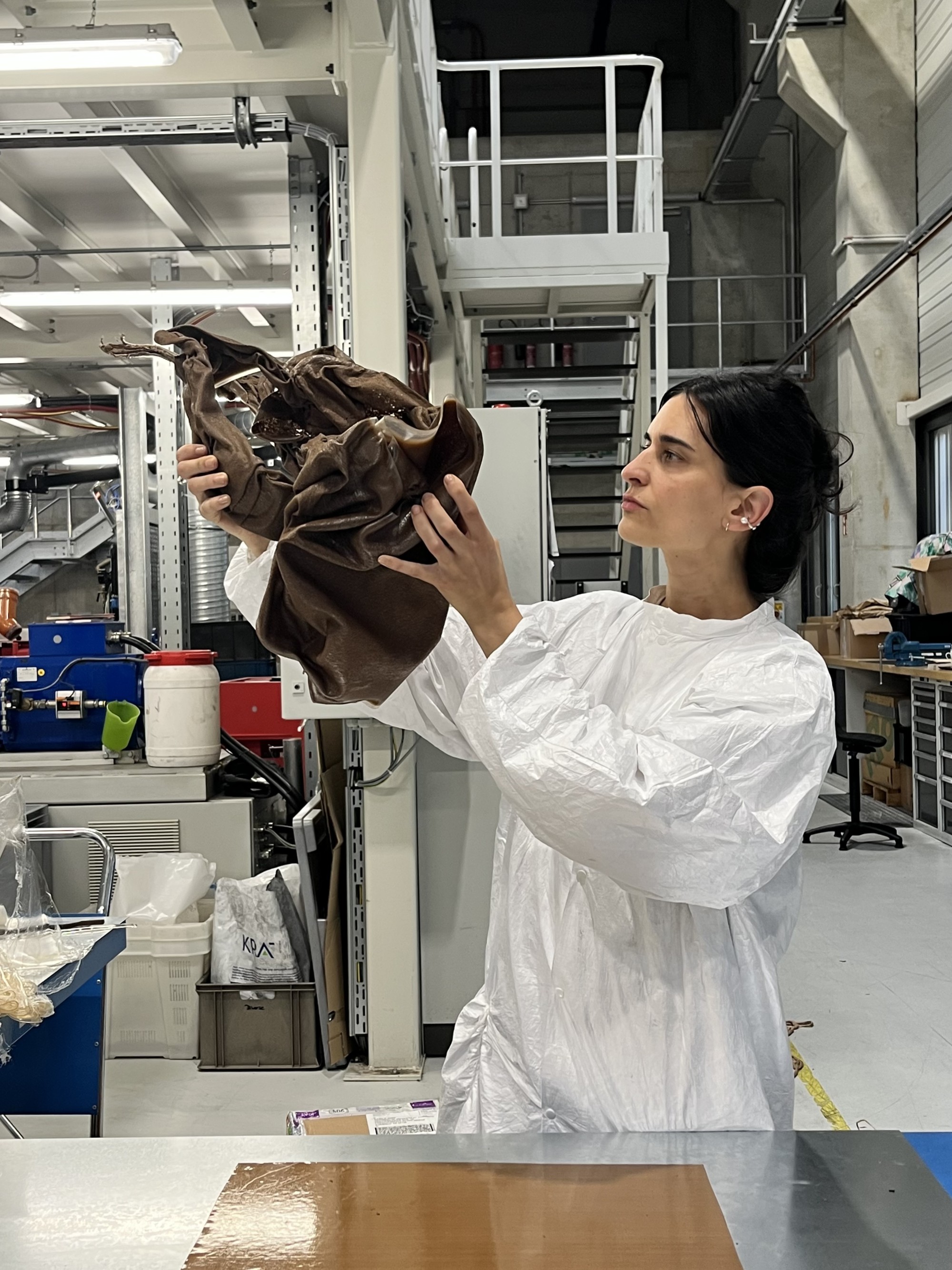 Yana Zschiedrich holds an object made from the new GEOBRIS formulation.