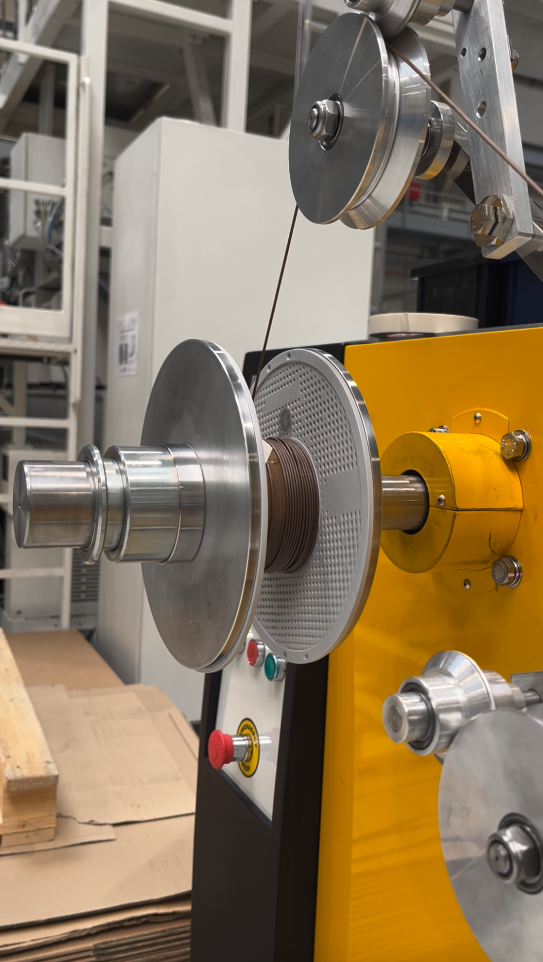Extruded GEOBRIS filament strand by Yana Zschiedrich and MERGE Cluster at TU-Chemnitz, based on mealworm frass and biopolymer, forming an irregular, organic line with a coarse surface.
