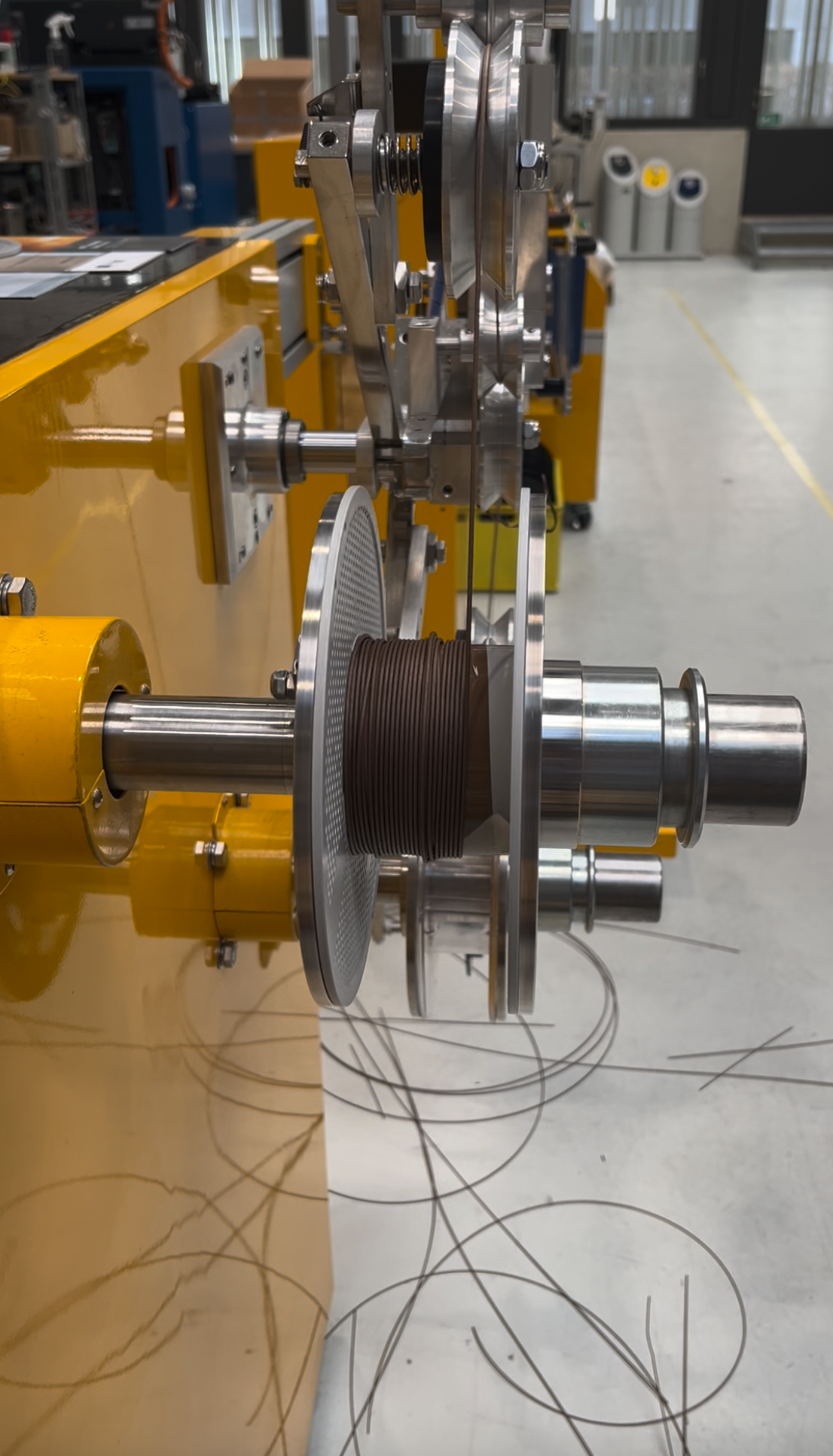 Extruded GEOBRIS filament strand by Yana Zschiedrich and MERGE Cluster at TU-Chemnitz, based on mealworm frass and biopolymer, forming an irregular, organic line with a coarse surface.