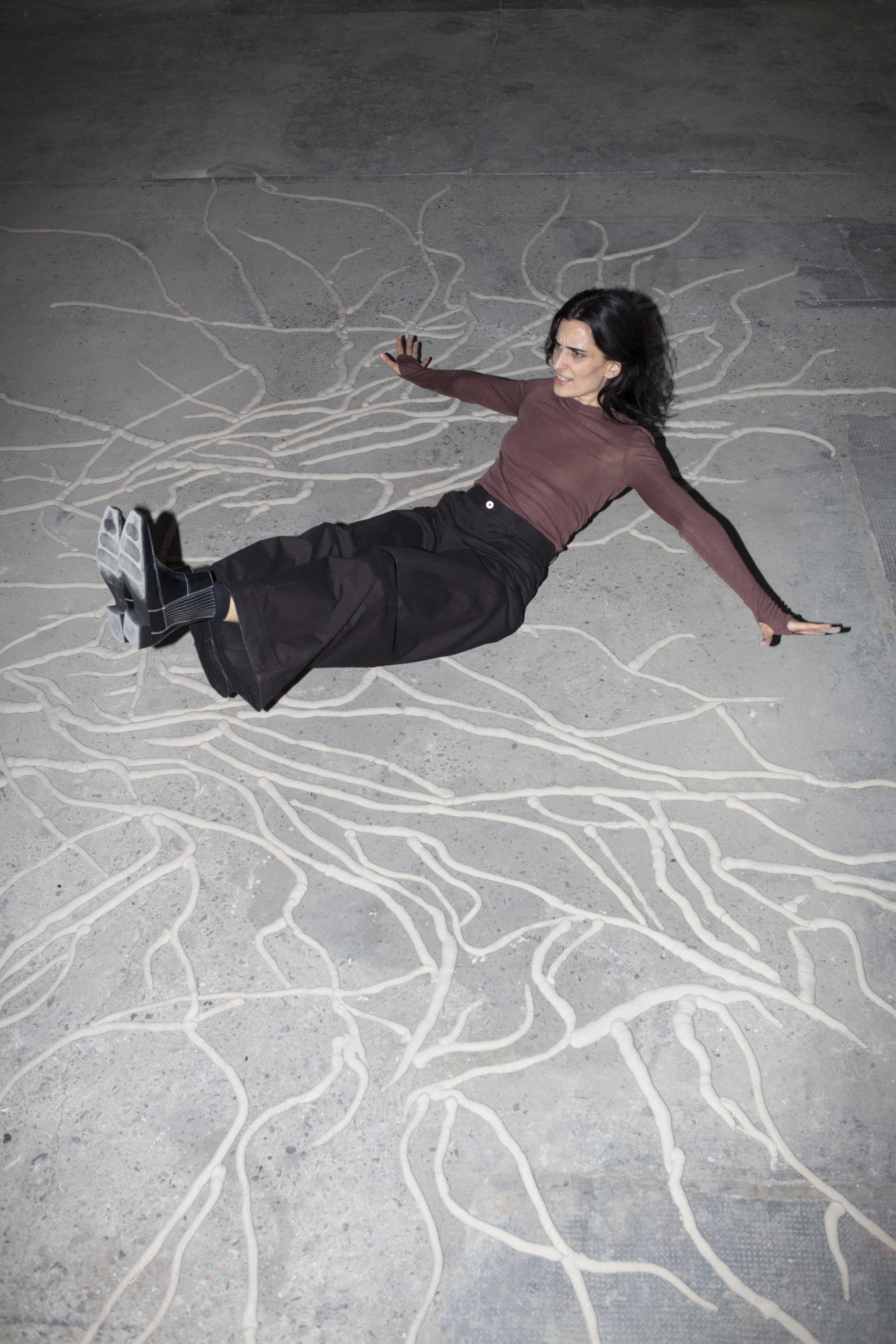 Groundwork by Yana Zschiedrich from GEOBRIS. Informal stress testing by walking and lying on the surface. Photo Credits: Marco Dirr