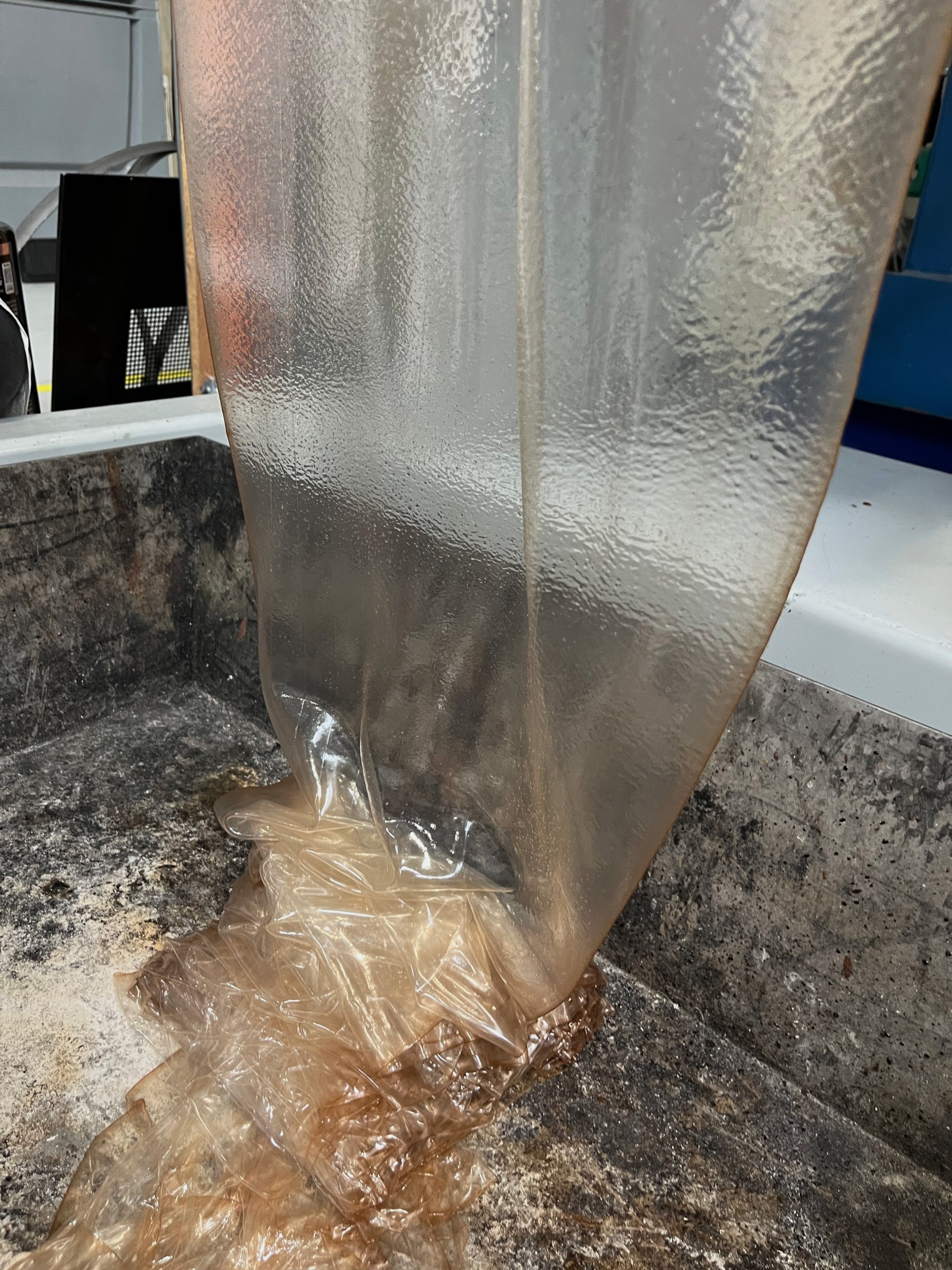 In Entwicklung: ein GEOBRiS Filament aus Mehlwurmkot von Yana Zschiedrich gemeinsam mit MERGE (TU-Chemnitz) unterstützt durch die FUNKEN Akademie. Hier sieht man den Versuch aus dem Bio-Kunststoff-Mehlwurmdung-Gemisch eine Folie zu ziehen.