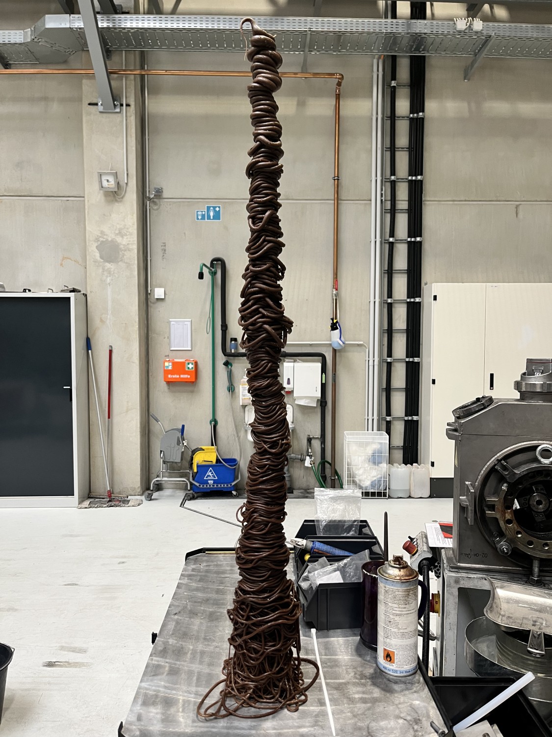 In Entwicklung: ein GEOBRiS Filament aus Mehlwurmkot von Yana Zschiedrich gemeinsam mit MERGE (TU-Chemnitz) unterstützt durch die FUNKEN Akademie. In der Werkstatt steht ein brauner Wurst-Haufen.