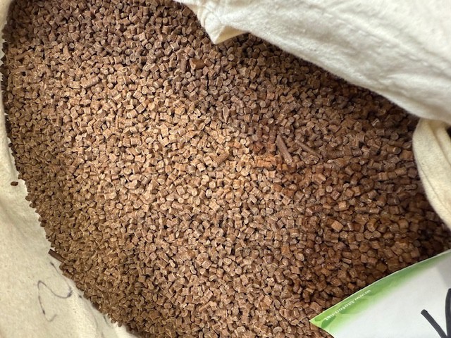 GEOBRIS granulate – dried mixture of bio-based PLA and mealworm frass, prepared for extrusion into filament rods.