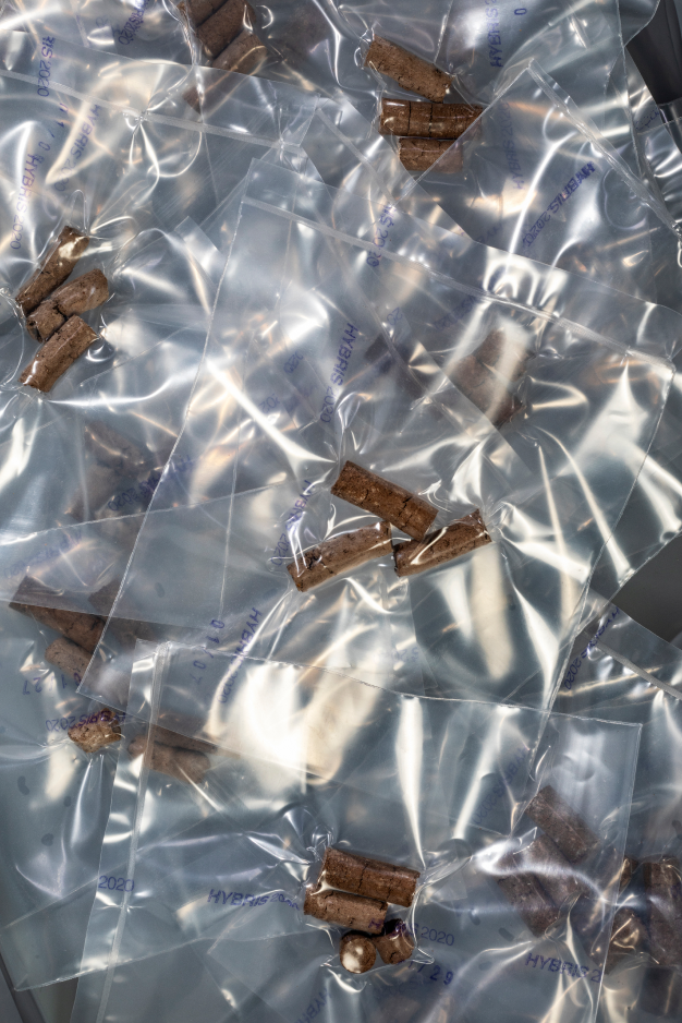 Hyb.Mat.2020.01:   Effektiver Umweltschutz: Vakuumierte Pellets binden wirksam EPS-Staub durchsetzten Mehlwurm-Kot und verhindern dessen Ausbreitung in die Umwelt.